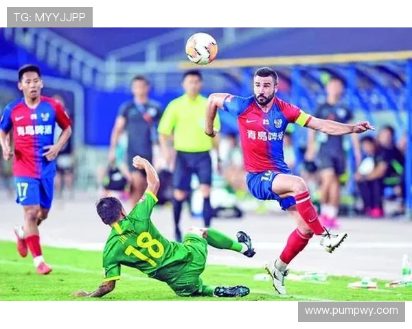 足球明星全力追逐梦想之球激情碰撞精彩瞬间动画视频